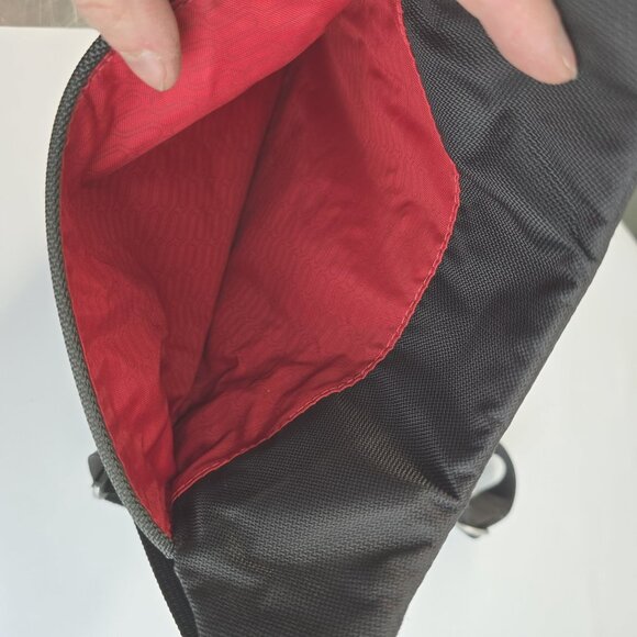 TUMI T-Tech Small crossbody bag with a VERY adjustable strap - Picture 5 of 9